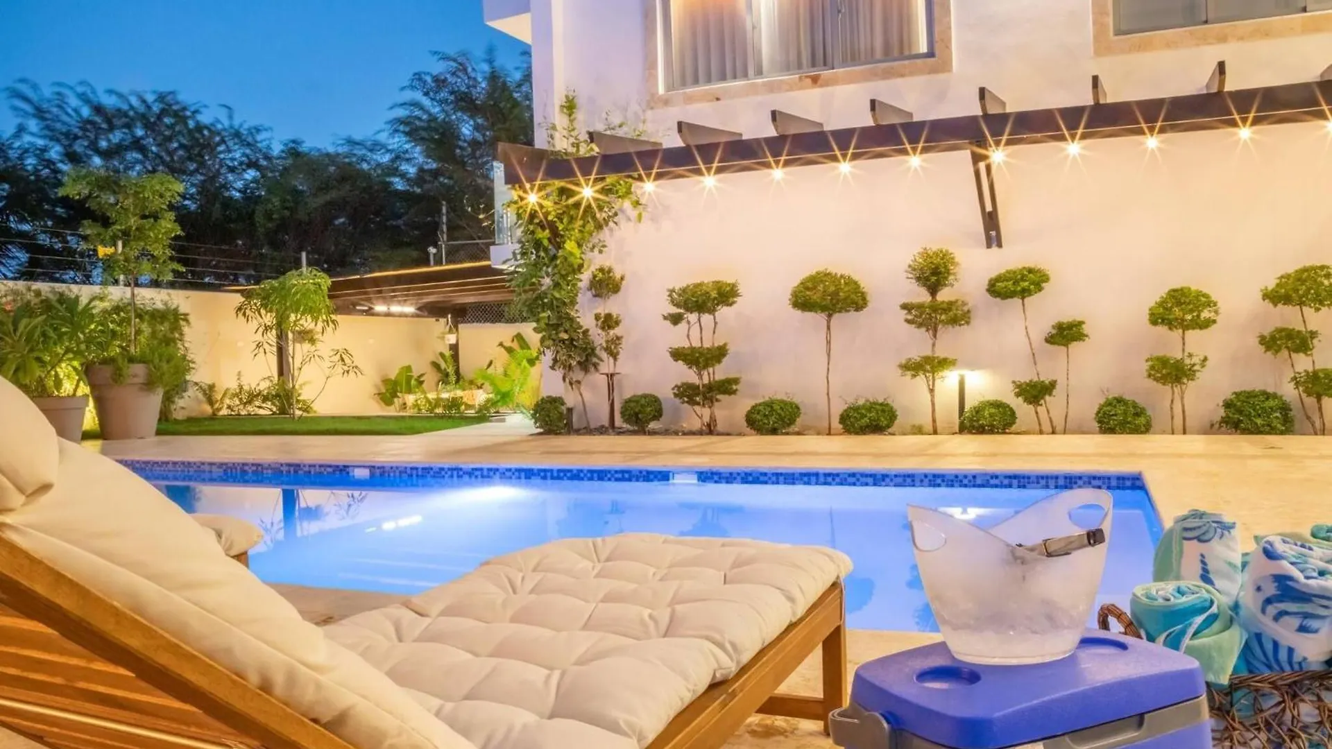 Luxurious Brand New Villa With 5 Br- 5 Bt In Sosua 0*,